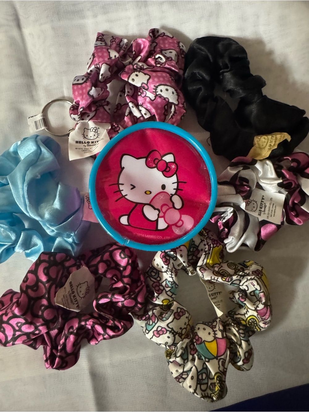 😻Hello Kitty 6 pcs assorted Scrunchie Set w/HK container can use as coin purse.